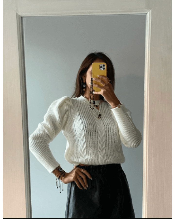 WHITE SWEATER